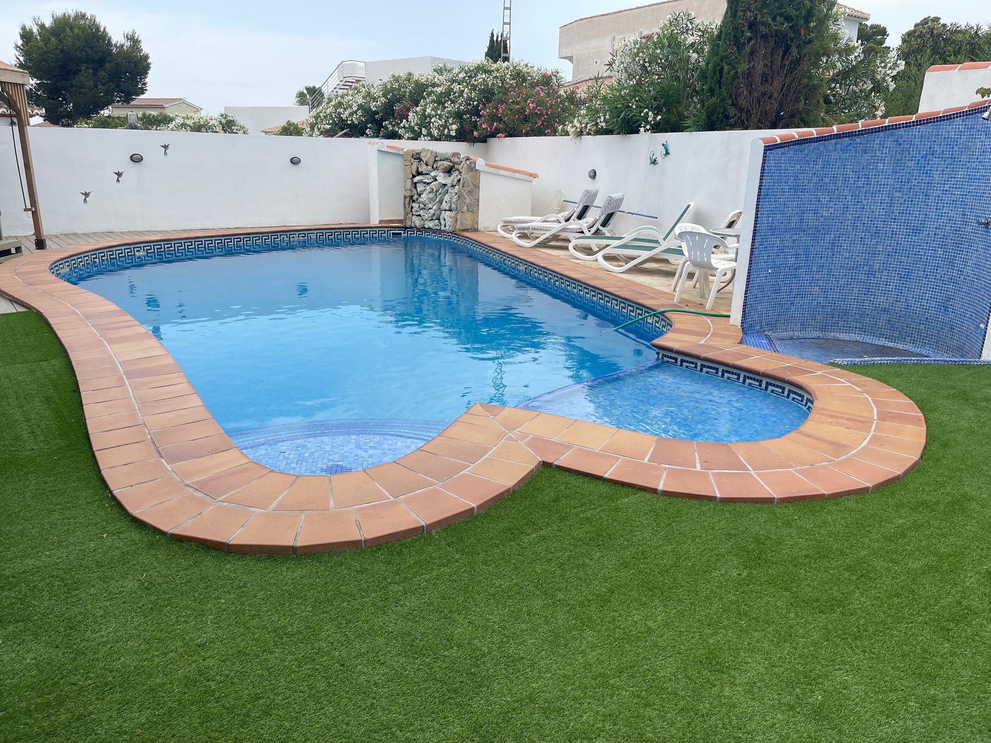 Swimming Pool Synthetic Grass for Safe and Stylish Surrounds - roesports