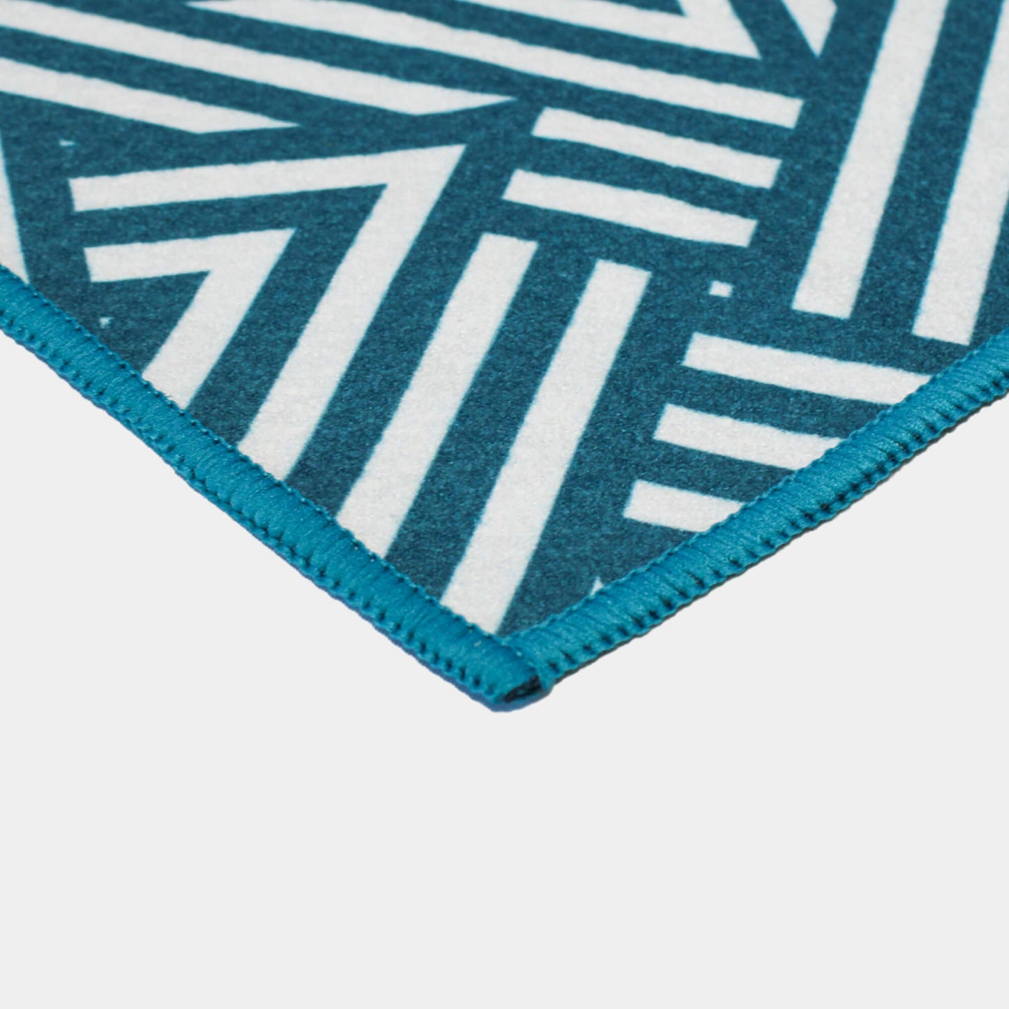 ZigZag Magnetic Golf Towel – Functional and Chic Golf Accessory for Every Golfer - roesports