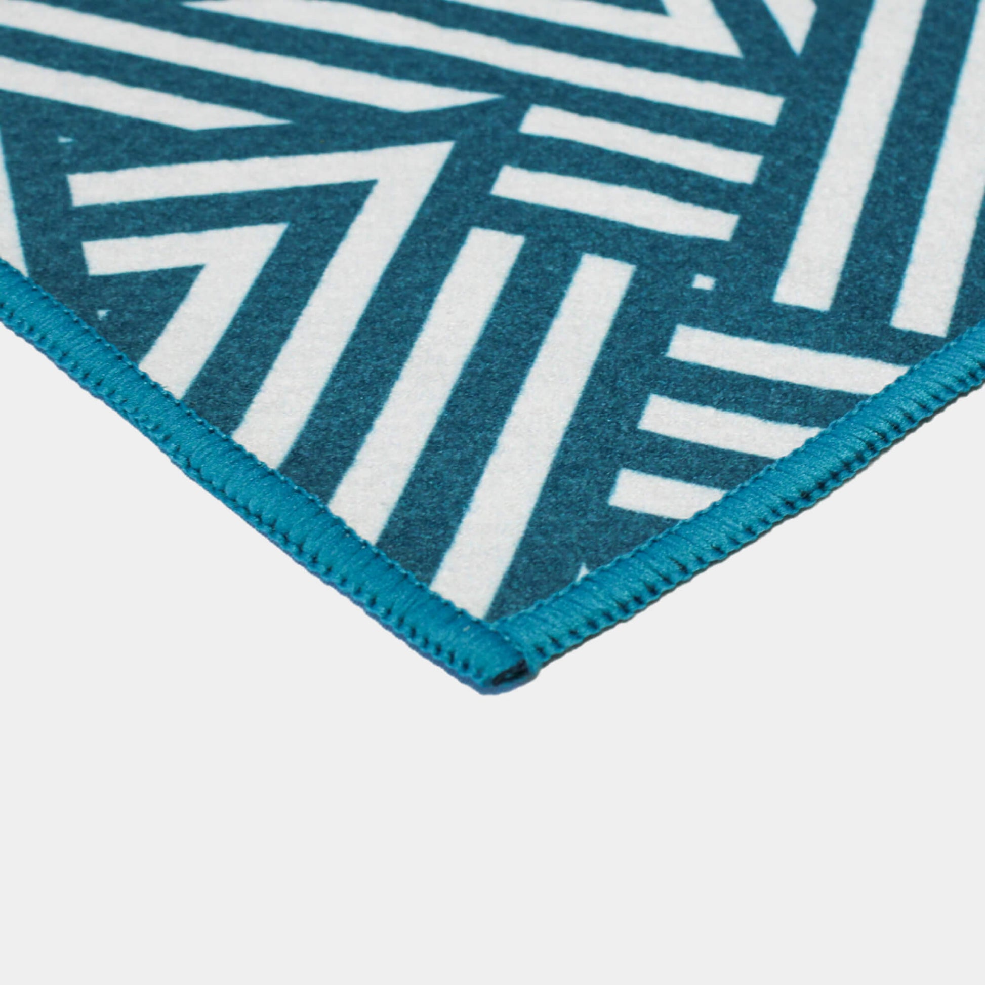 ZigZag Magnetic Golf Towel – Functional and Chic Golf Accessory for Every Golfer - roesports