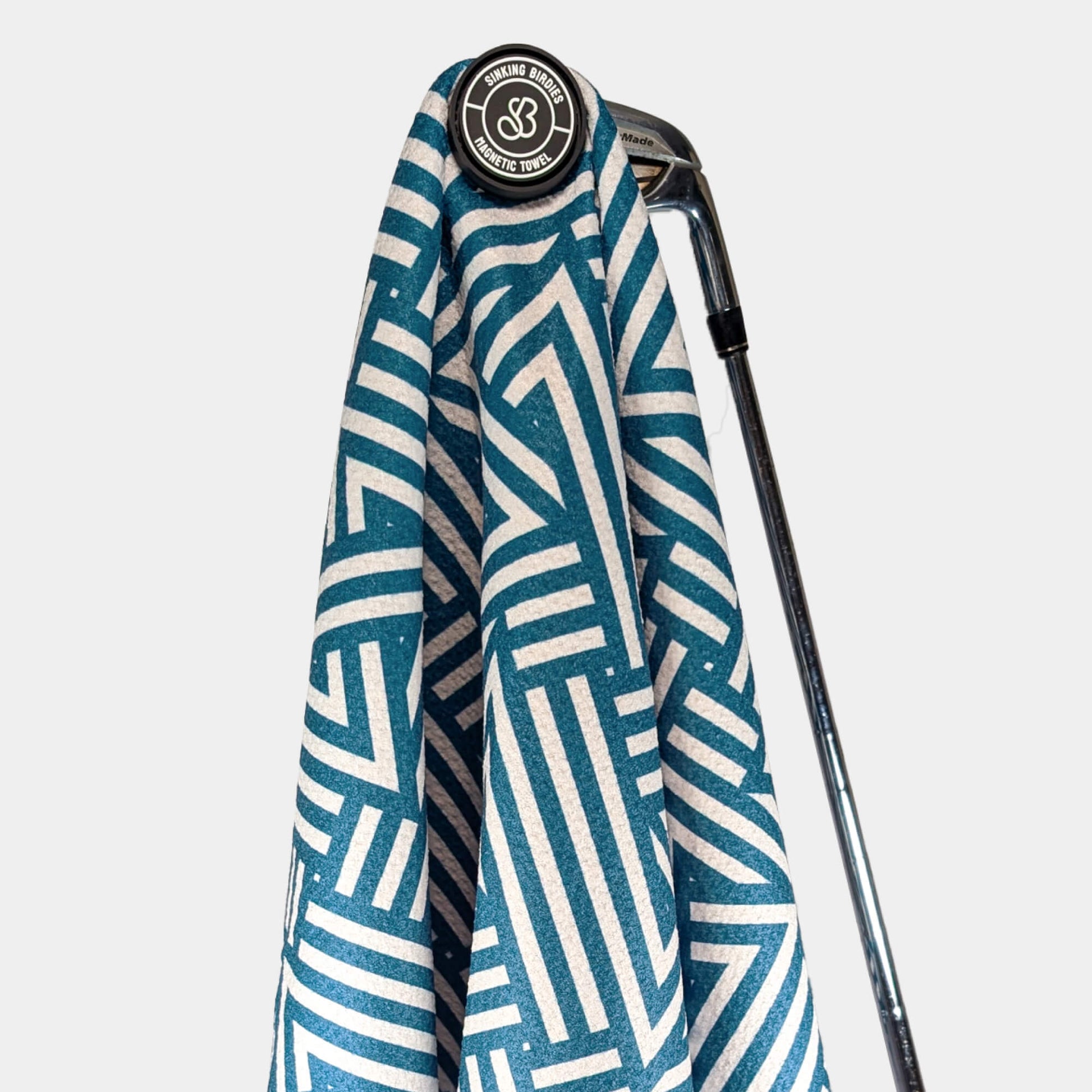 ZigZag Magnetic Golf Towel – Functional and Chic Golf Accessory for Every Golfer - roesports